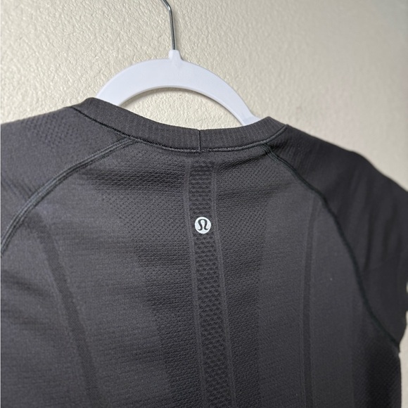 Lululemon Swiftly Tech Short Sleeve Crew White / Black size 6 G10 - Picture 7 of 8